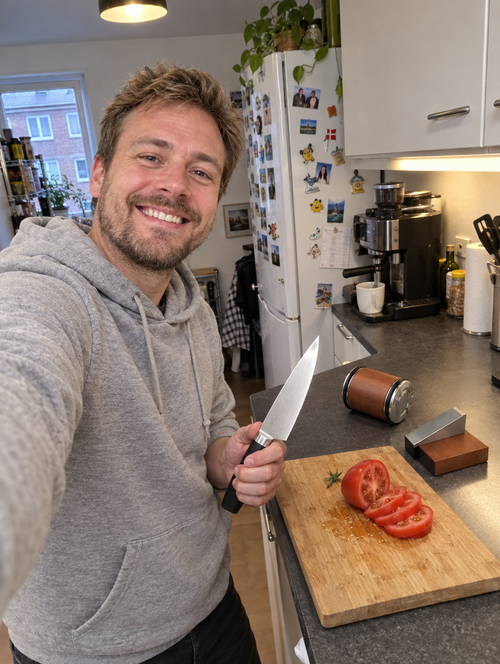 Illustrativt billede: mand viser skarp kniv og skåret tomat
