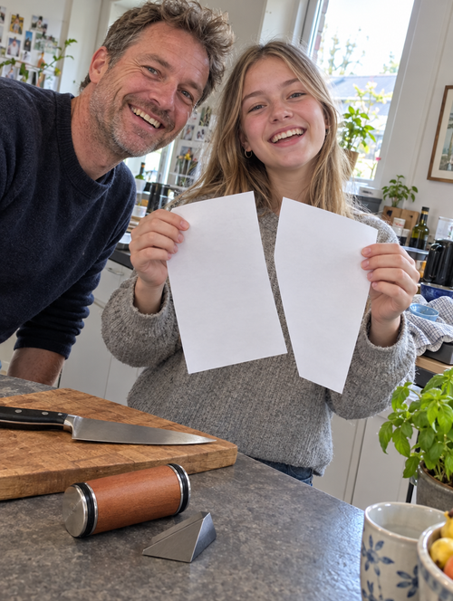 Illustrativt billede: far og datter med papir skåret over